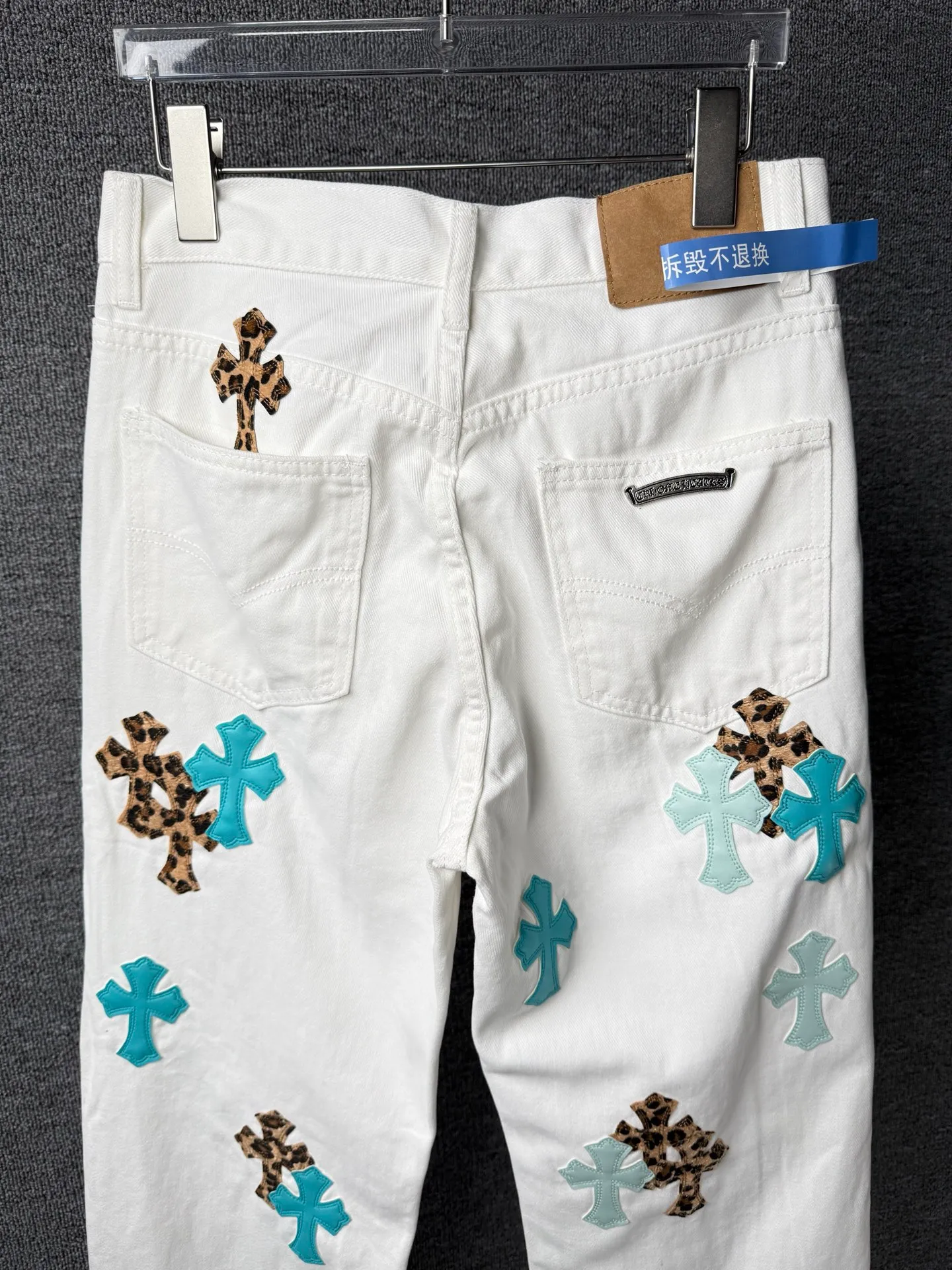 P260 💰 (Top version) Chrome Hearts/Chrome Hearts Classic daytime blue cow series colored leather cross washed color fabric unisex denim trousers Vibe style straight stacked god-level version Carbon fine bias denim color cloth Old vintage complete set of hardware - Chrome Hearts white cow series The high version uses high-ounce custom fabrics, fermentation washing and soft color fixation, soft and thick to wear, the details are all made by hand-polished craftsmanship, all-over printed jacquard fabric Unique design style. Through multiple processes to create a full retro feel. Unique niche non-contrast shirt. Customized distressed spray-painted buttons. Craftsmanship in every detail. Color: blue leather leopard print. Size: 28-30-32-34 (corresponding to S-M-L-XL)